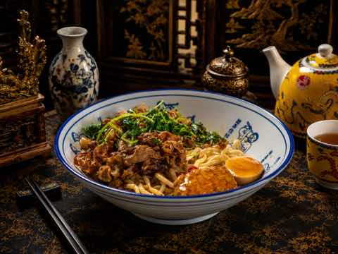 麵碗配牛肉、青菜與對切滷蛋