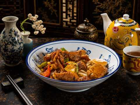 麵碗配滷牛肉、甜椒與青菜