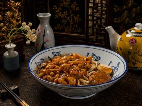 麵條配裹著油亮醬汁的滷雞