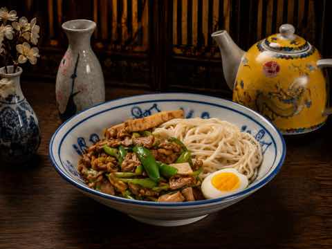 滷肉麵配對切的糖心蛋與青菜