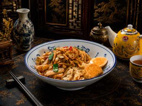 麵碗配雞絲、青菜與蛋皮