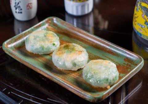 韭菜盒子煎香後擺在綠釉瓷盤上