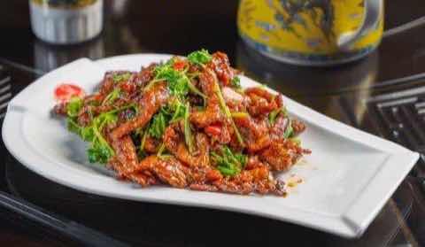 酥炸牛肉絲以新鮮香菜收尾