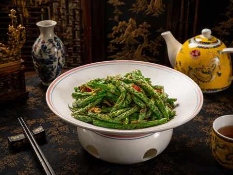 乾煸四季豆撒上肉末，盛於白碗