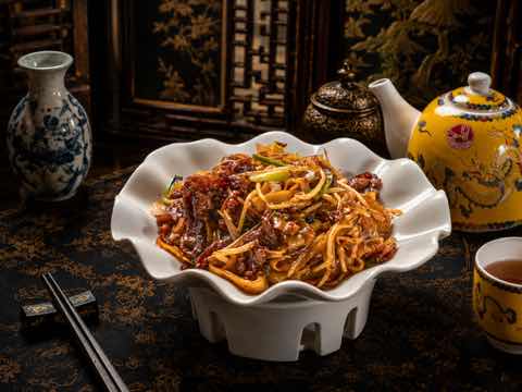 乾炒牛河配豆芽，盛於花邊瓷碗
