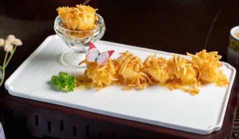 金黃酥皮小點沿著長形白盤排開
