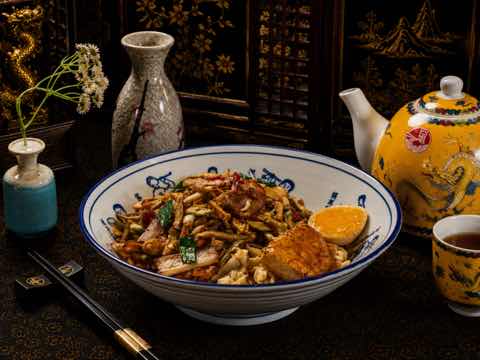 招牌麵碗配肉絲、青菜與滷蛋