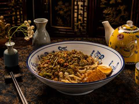 麵條配肉末與豆角粒