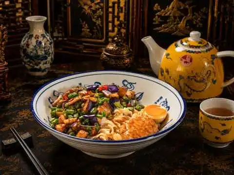 Noodle bowl with mixed vegetables, egg and a crisp topping