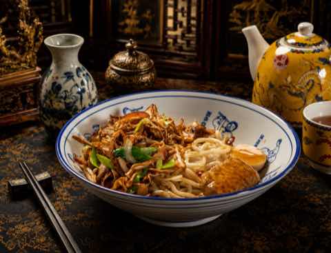 麵條配肉絲、蔥段與青菜