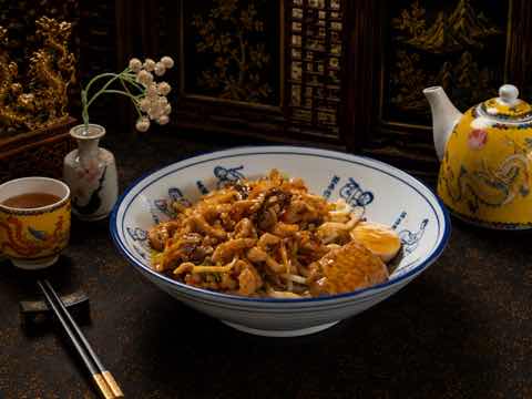 麵碗上滿滿一層酥脆肉絲
