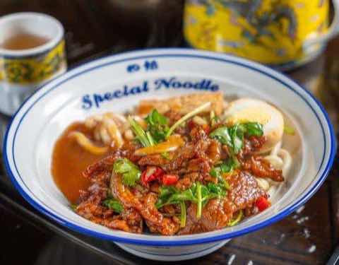 Special Noodle 的一碗手拉麵,配滷牛肉與滷蛋
