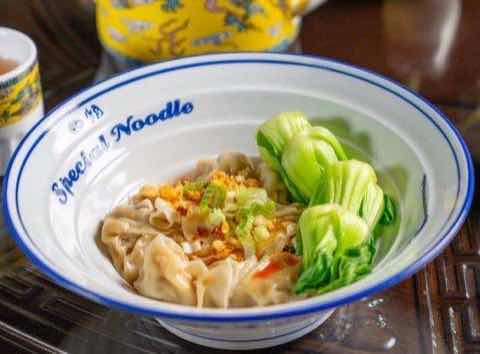 Special Noodle 的一碗餛飩,浸在清湯中並配上青菜