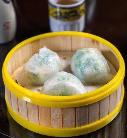 半透明蒸餃內餡透綠,盛在竹蒸籠中