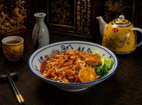 麵條鋪上甜辣雞肉、青菜與糖心蛋
